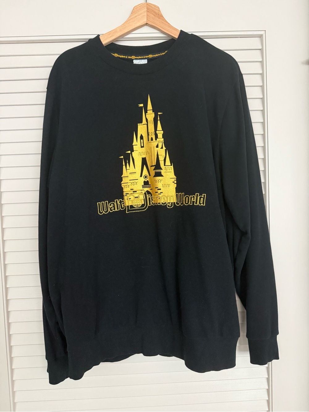 Walt Disney World Black Long Sleeve Castle Sweatshirt — Mens Large